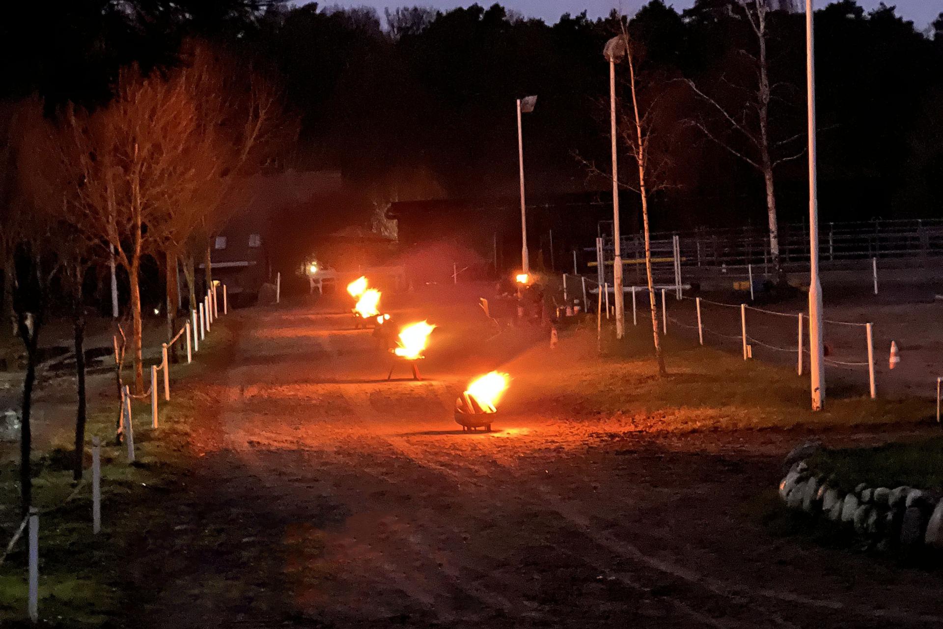 Tölt um die Feuertonnen